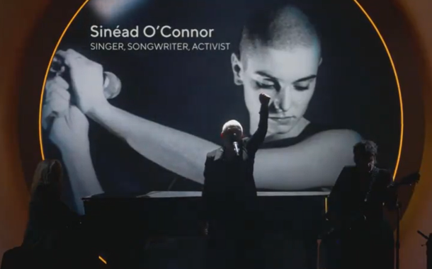 Annie Lennox e, ao fundo, Sinéad O'Connor