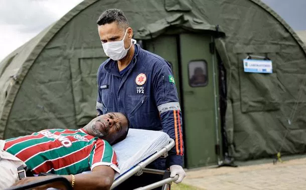 Homem com dengue recebe atendimento em hospital de campanha em Ceilândia, no Distrito Federal 