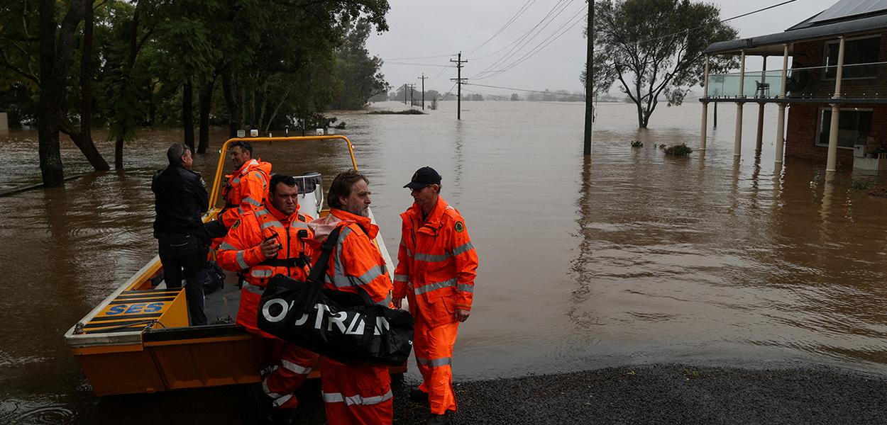 Equipe de resgate se prepara para operação em área residencial alagada nos arredores de Sydney