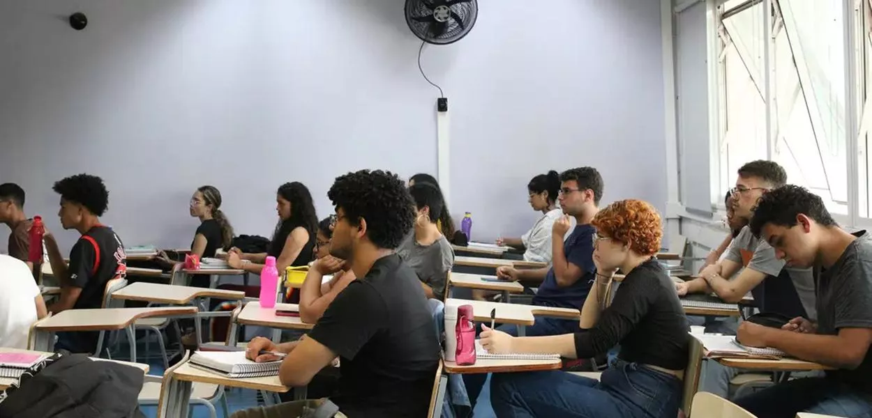 Pessoas em prova de concurso 