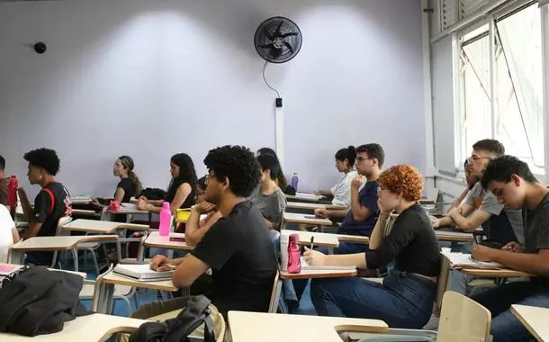 Pessoas em prova de concurso 