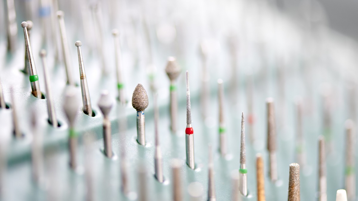 Qual a função das brocas diamantadas odontológicas?