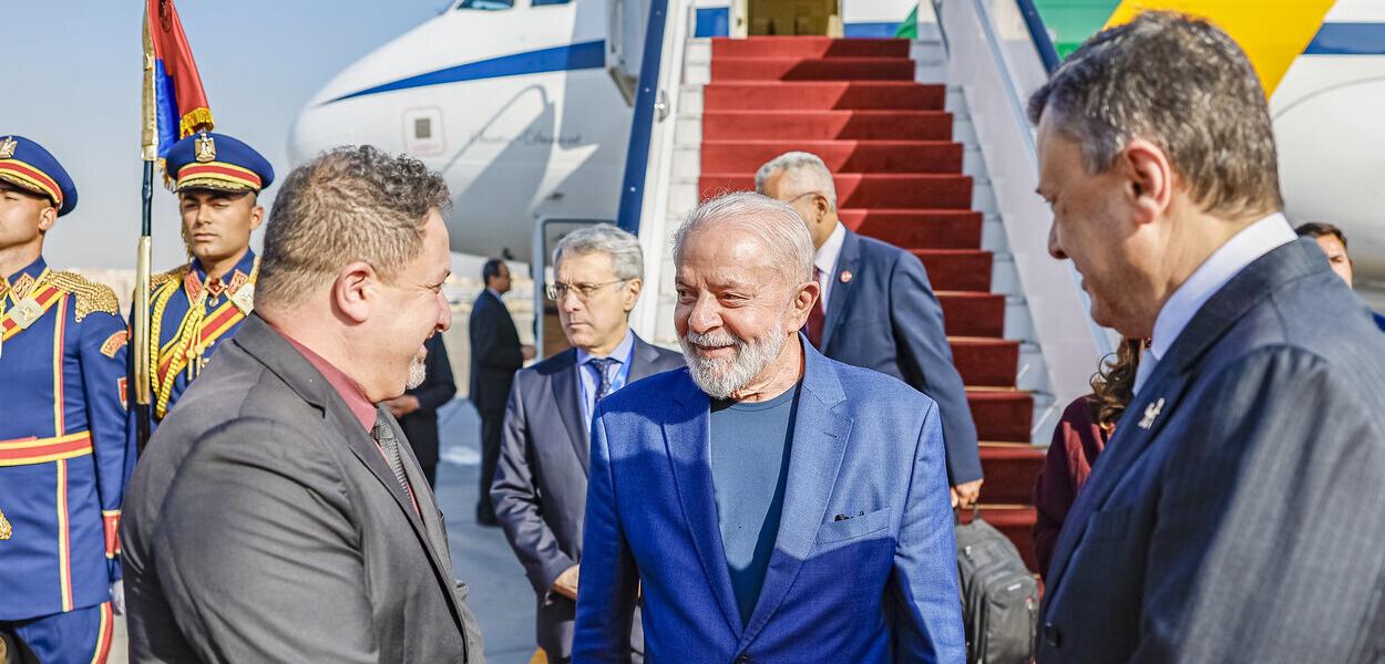 Presidente Luiz Inácio Lula da Silva durante chegada ao Cairo, Egito