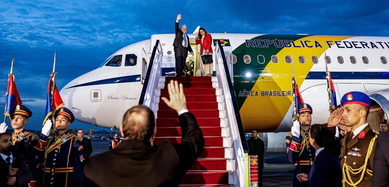 Presidente da República, Luiz Inácio Lula da Silva, durante a partida para Adis Abeba, no Aeroporto Internacional do Cairo