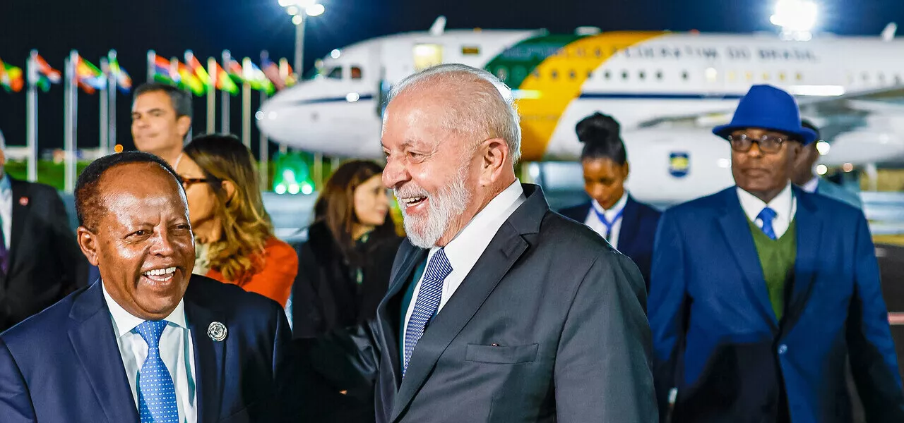 Em Angola, Lula defende renegociação da dívida de países