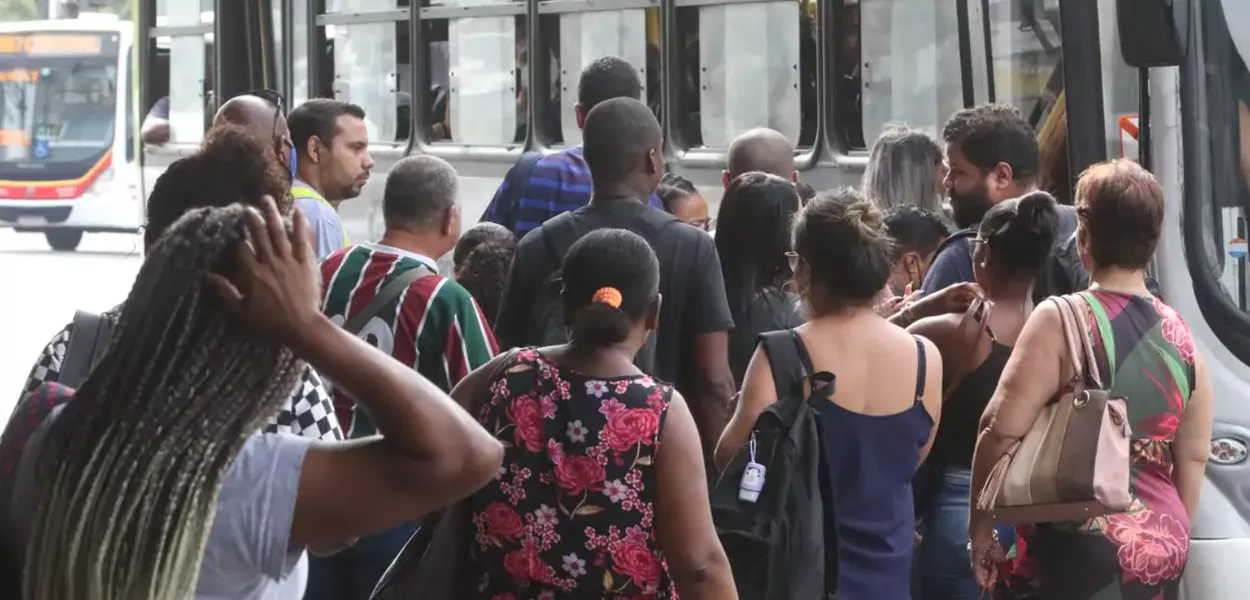 Taxa de desemprego entre mulheres foi 45,3% maior que entre homens