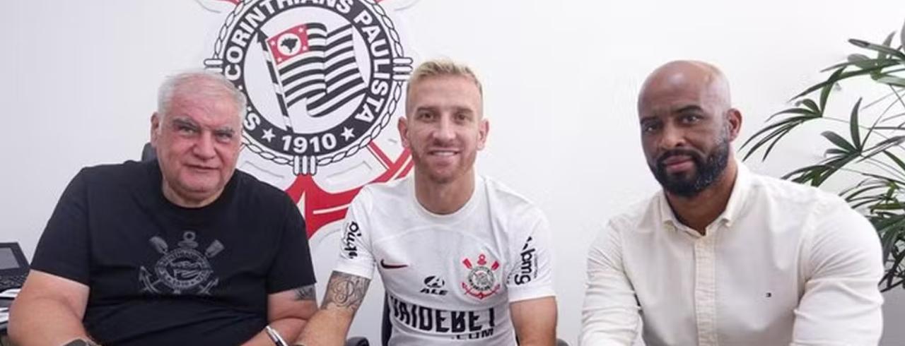 Jogador Pedro Henrique entre o diretorfuria betwayfutebol do Corinthians, Rubão, e o executivo Fabinho Soldado