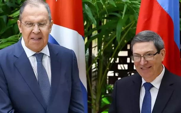 O ministro das Relações Exteriores da Rússia, Sergei Lavrov e o ministro das Relações Exteriores de Cuba, Bruno Rodríguez Parrilla .