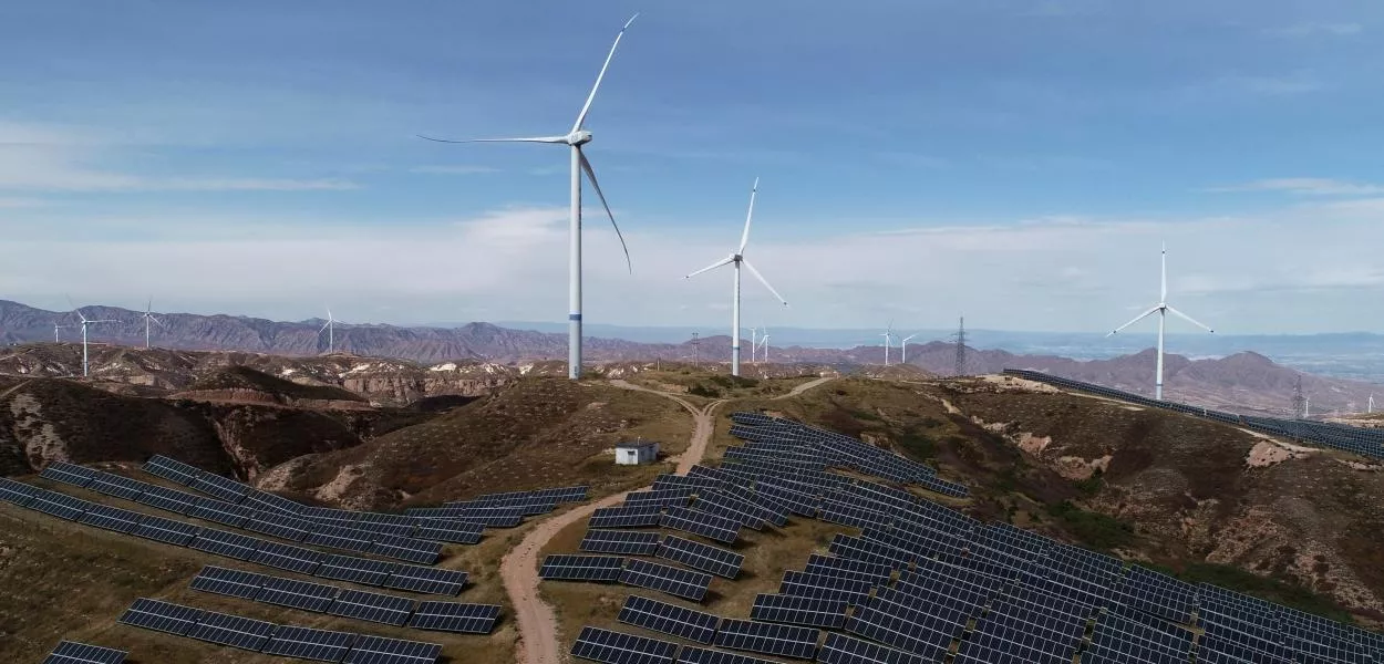 Parque de energia solar e eólica na China