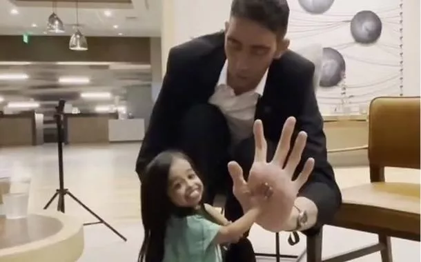 Homem mais alto do mundo se encontra com a menor mulher do planeta e cenas viralizam