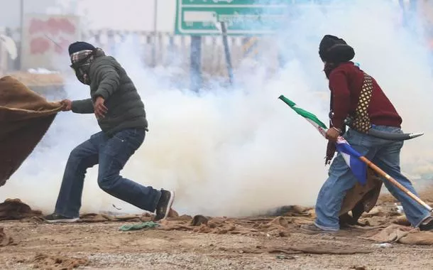 Polícia dispara gás lacrimogêneo contra agricultores indianos em marcha para capital