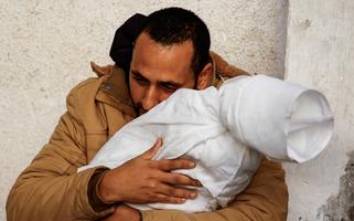 Palestino carrega corpo de sua filha, morta em um ataque israelense, no hospital Abu Yousef Al-Najjar, em Rafah