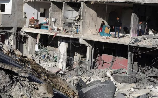 Israel matou dezenas em ataques em Gaza e cerca dois hospitais antes de pedido de cessar-fogo