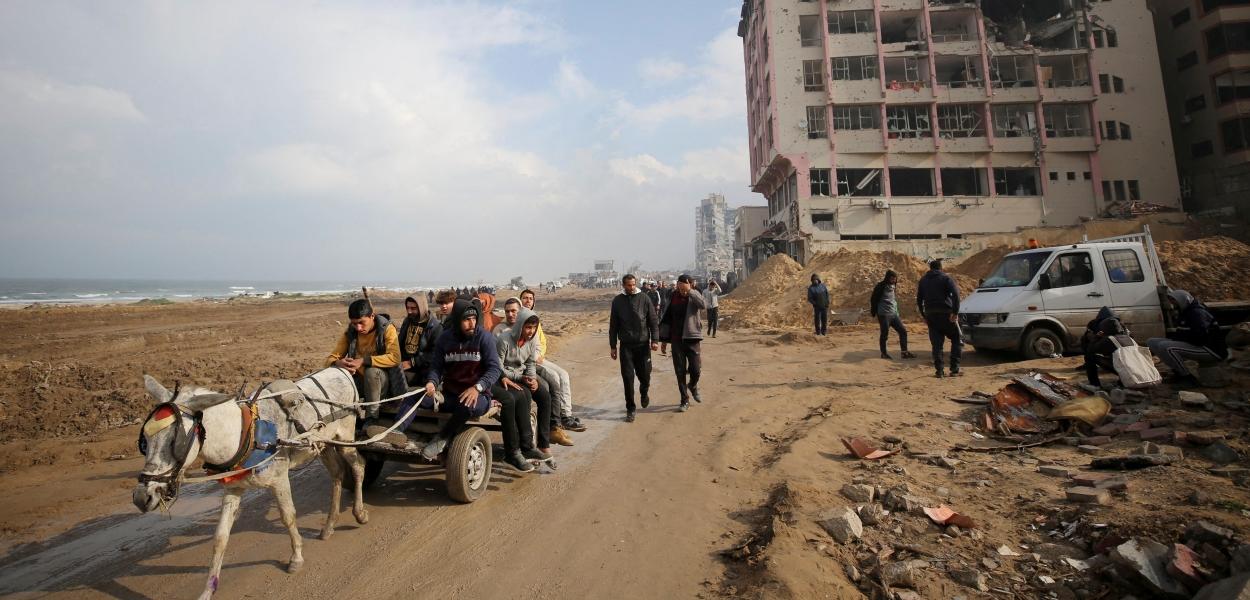 Palestinos andam em uma carroça em área da Cidade de Gaza
