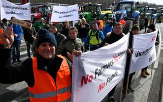 Agricultores protestam em Holic, na Eslováquia, contra política agrícola europeia