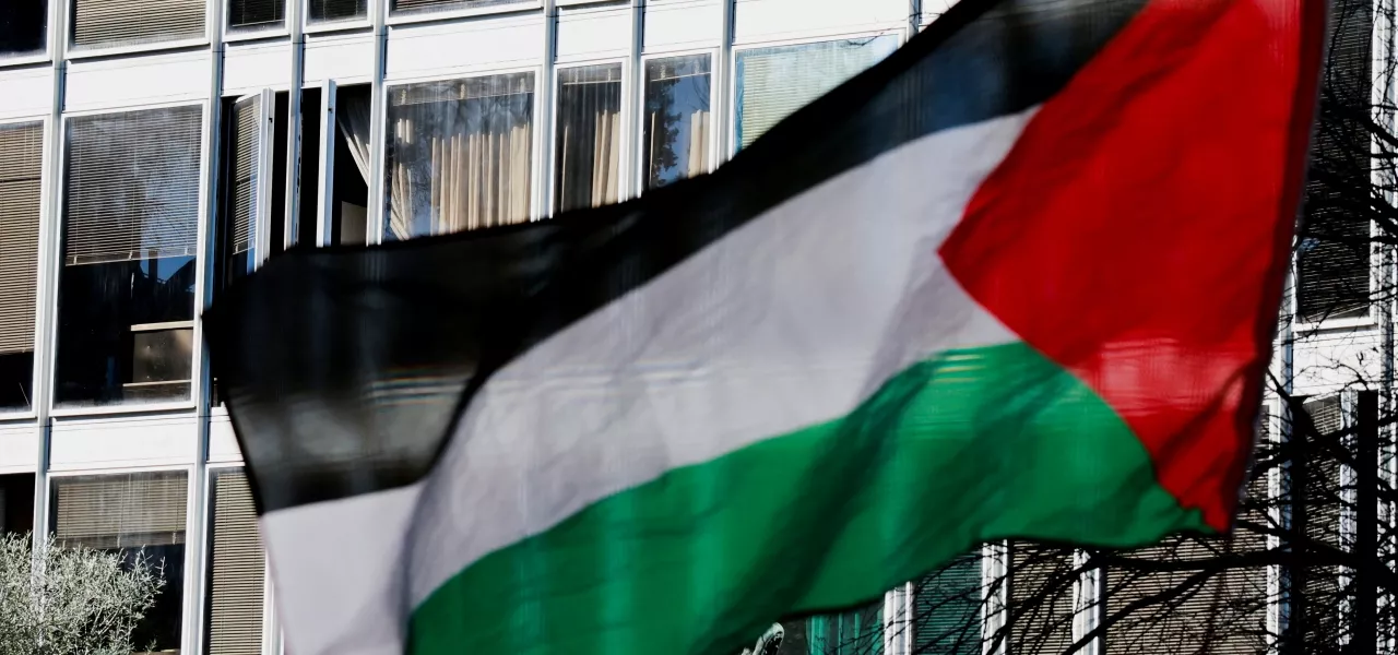 Bandeira palestina tremula em frente a estátua de cavalo de bronze, símbolo da emissora estatal italiana RAI, na sede do veículo em Roma, durante protesto contra a cobertura do conflito entre Israel e o grupo islâmico palestino Hamas em Gaza