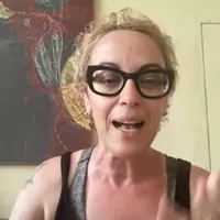 'É uma gente muito feia, um neocafonismo transbordante', comenta Marcia Tiburi sobre manifestantes bolsonaristas