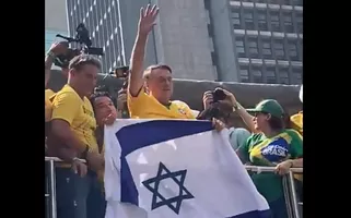 Jair Bolsonaro segura bandeira de Israel durante ato na Avenida Paulista, em São Paulo (SP) 25/02/2024