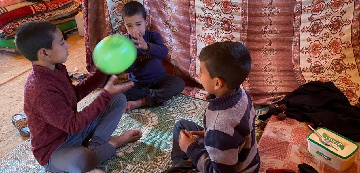 Irmãos palestinos da família Shehada, que perderam a mãe e fugiram para Deir al-Balah após sofrerem de desnutrição na Cidade de Gaza, brincam em uma tenda em Deir al-Balah