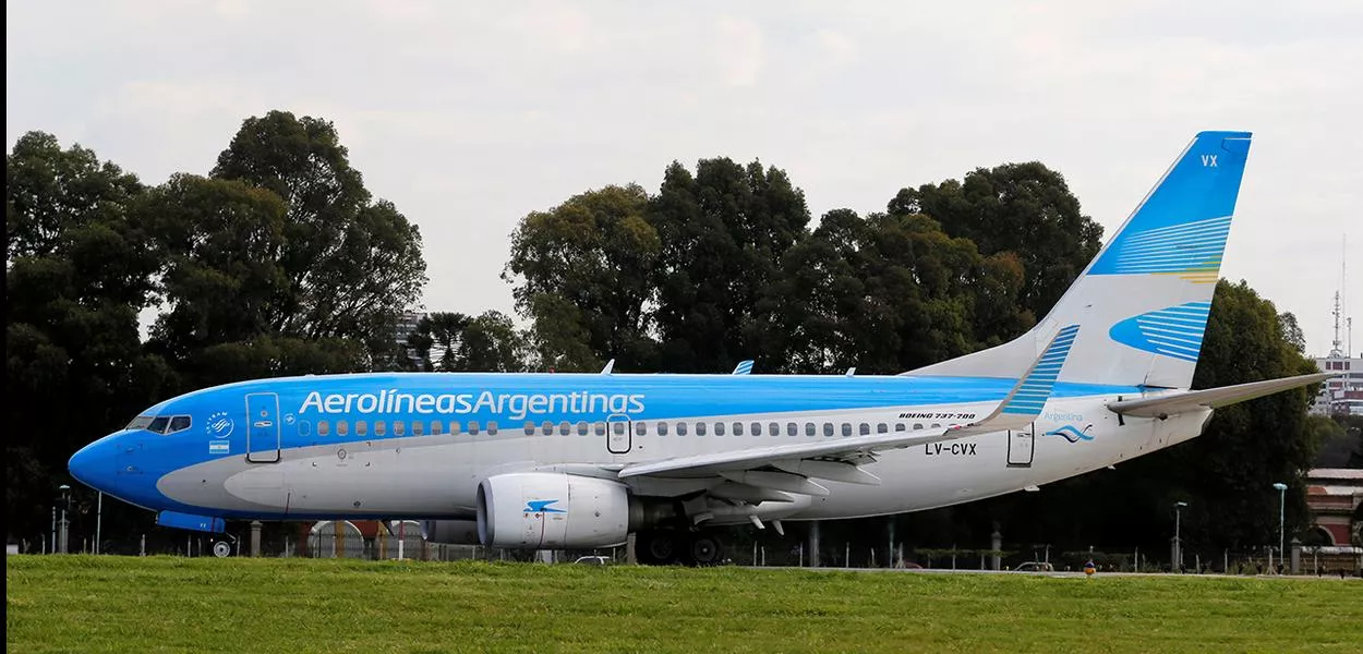 Um avião Boeing 737-700 pertencente à estatal Aerolíneas Argentinas estacionado no pátio do aeroporto doméstico de Buenos Aires