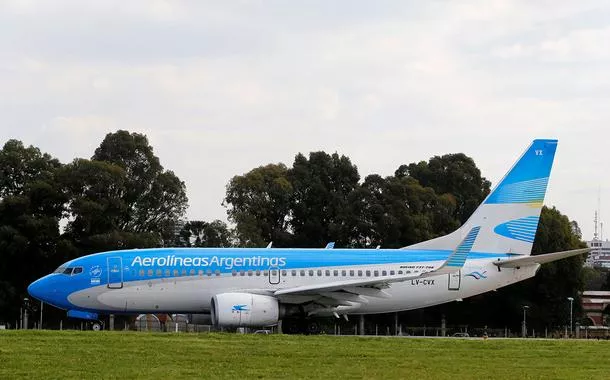 Um avião Boeing 737-700 pertencente à estatal Aerolíneas Argentinas estacionado no pátio do aeroporto doméstico de Buenos Aires