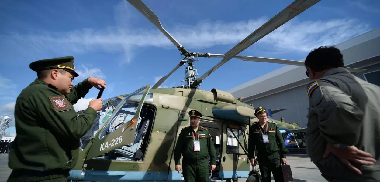 Um helicóptero ligeiro russo Ka-226T no Fórum Internacional Técnico Militar do Exército