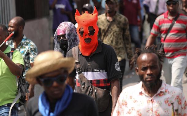 Manifestantes pedem renúncia do primeiro-ministro do Haiti, Ariel Henry, em Porto Príncipe
