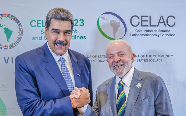Lula e Maduro se cumprimentam durante reunião da Celac
