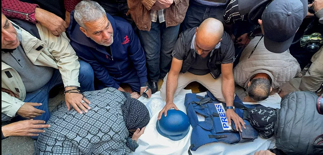 Funeral do cinegrafista da Al Jazeera, Samer Abu Daqqa, que, segundo a emissora árabe, foi morto por um ataque de drone israelense enquanto fazia reportagem sobre atentado a uma escola que abrigava pessoas deslocadas, em Khan Younis, no sul da Faixa de Gaza