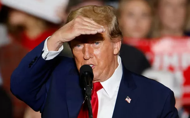 Homem se incendeia do lado de fora do tribunal de Nova York onde ocorre julgamento de Trump