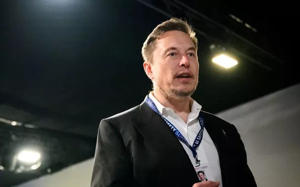 Negócios de Musk afundam com sua vinculação aos interesses da extrema direita