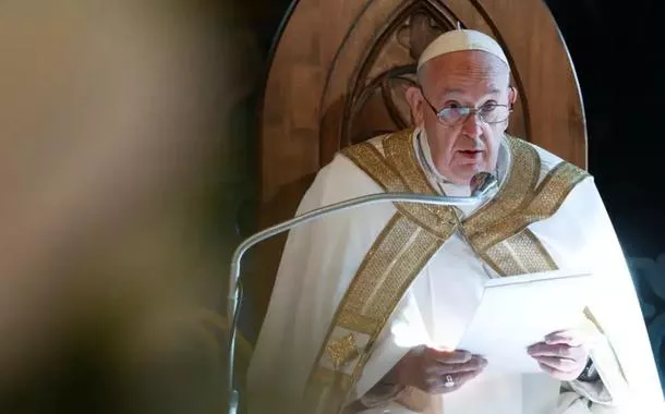 Papa segue internado, mas não apresenta febre