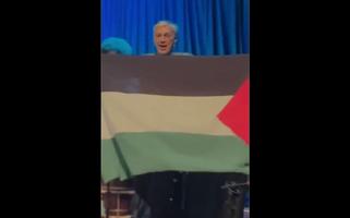 Caetano Veloso ergue a bandeira da Palestina durante show em Porto Alegre