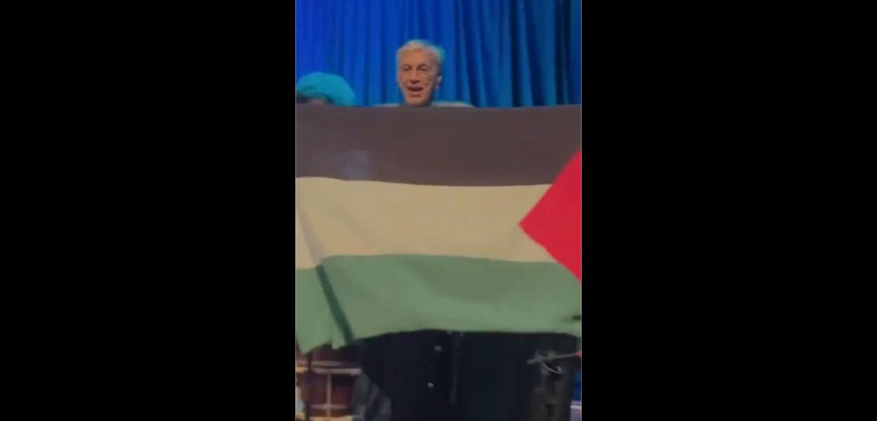 Caetano Veloso ergue a bandeira da Palestina durante show em Porto Alegre