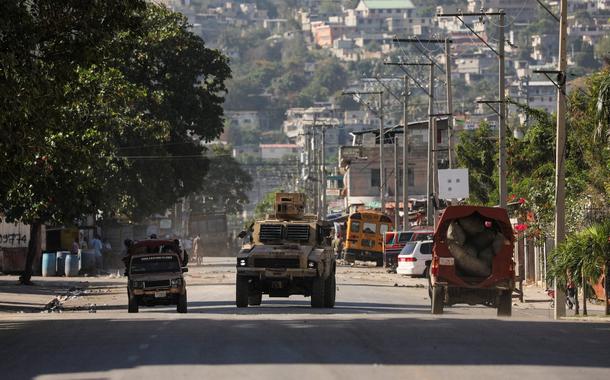 Veículo armado perto da Penitenciária Nacional após embates violentos na capital que levaram a uma fuga da principal penitenciária em Port-au-Prince, Haiti 
03/03/2024
