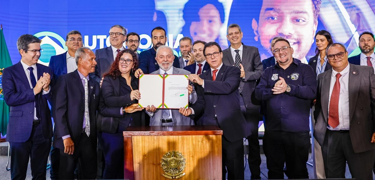 Presidente da República, Luiz Inácio Lula da Silva, durante assinatura de Mensagem de Envio ao Congresso Nacional do Projeto de Lei de Regulamentação do Trabalho por Aplicativos de Transporte de Pessoas