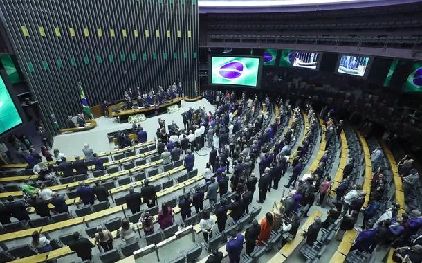 Câmara rejeita alterações em projeto que criminaliza ocupações de terra; parlamentares reagem