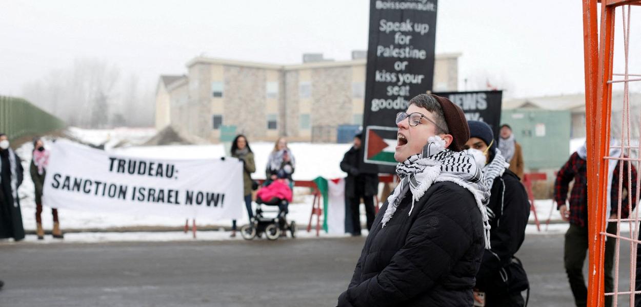 Ativistas pró-palestinos protestam durante anúncio de financiamento habitacional do primeiro-ministro do Canadá, Justin Trudeau, em Edmonton, Alberta, Canadá