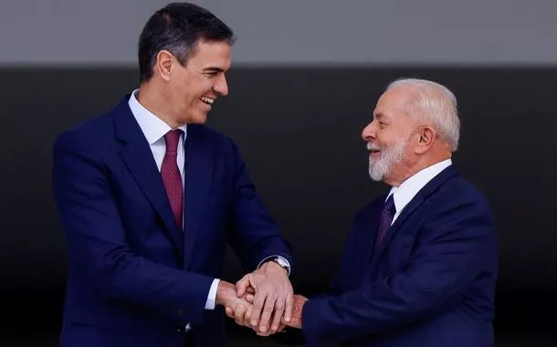 Lula e Sánchez se cumprimentam no Palácio do Planalto
06/03/2024
REUTERS/Ueslei Marcelino