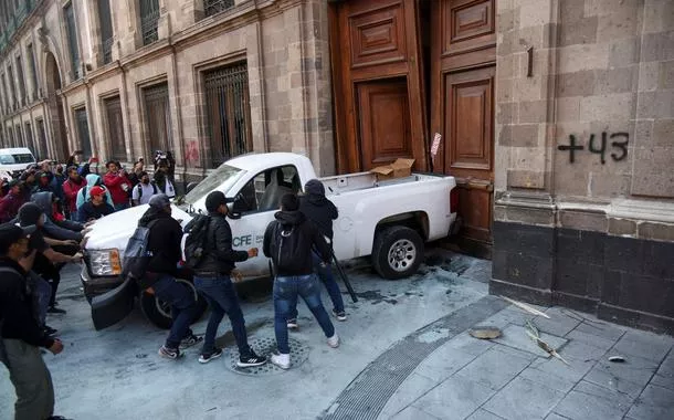 Manifestantes tentam invadir palácio presidencial do México (vídeo)