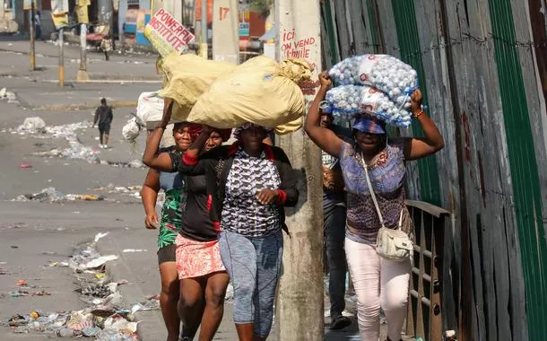 Líderes haitianos selam governo interino para conter a violência