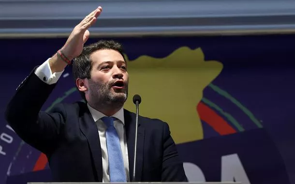 Líder da extrema-direita de Portugal mente sobre suposto veto do Brasil à ajuda internacional ao RS