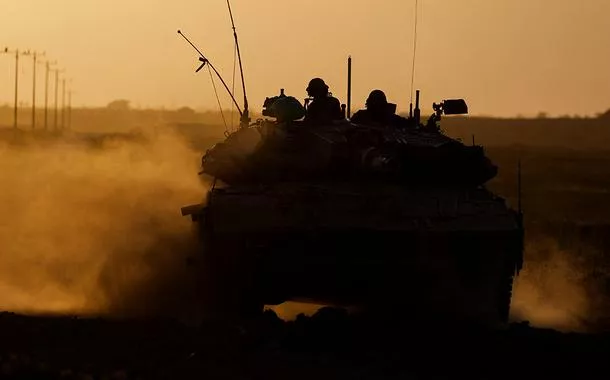 Tanque de guerra perto da fronteira Israel-Gaza no sul de Israel