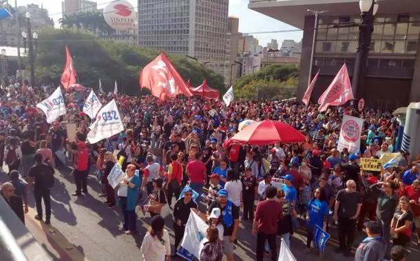 Servidores rejeitam proposta e aprovam paralisação para dia 12 em SP