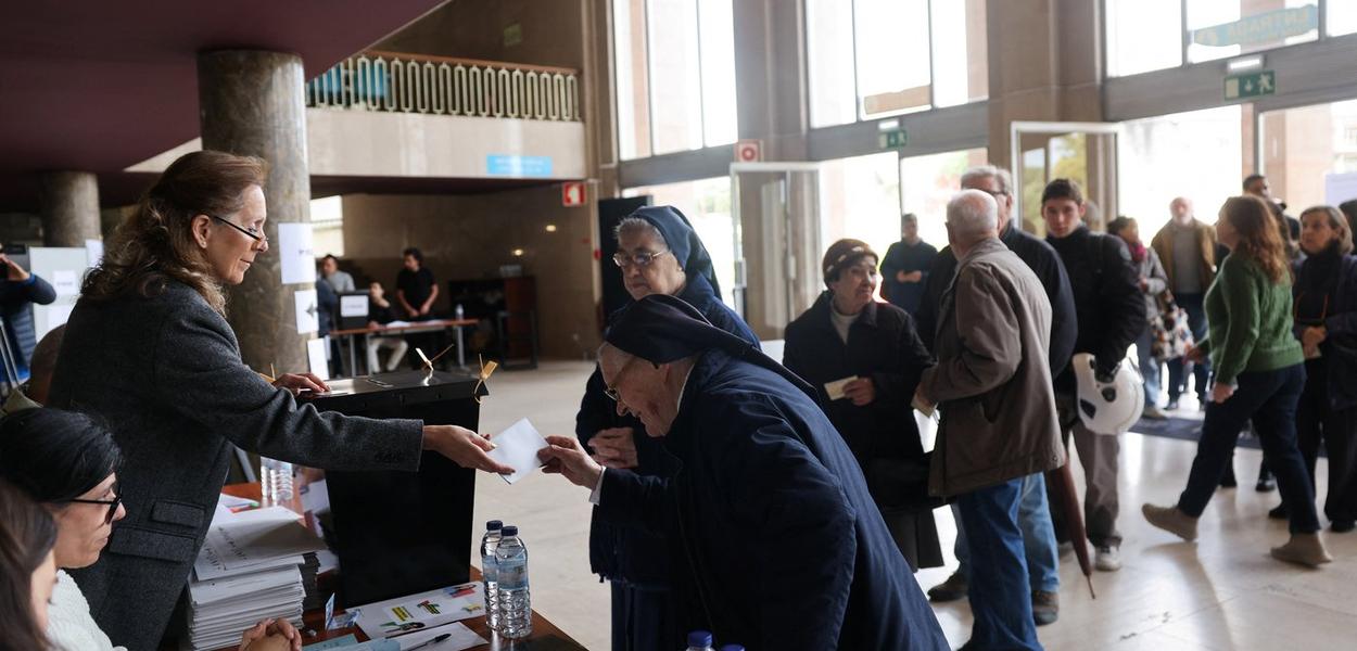 Portugueses fazem fila para votar em seção eleitoral em Lisboa
