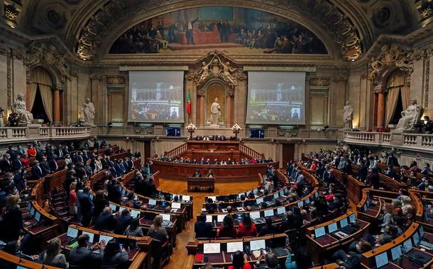 Governo de Portugal endurece regras de imigração após guinada à direita