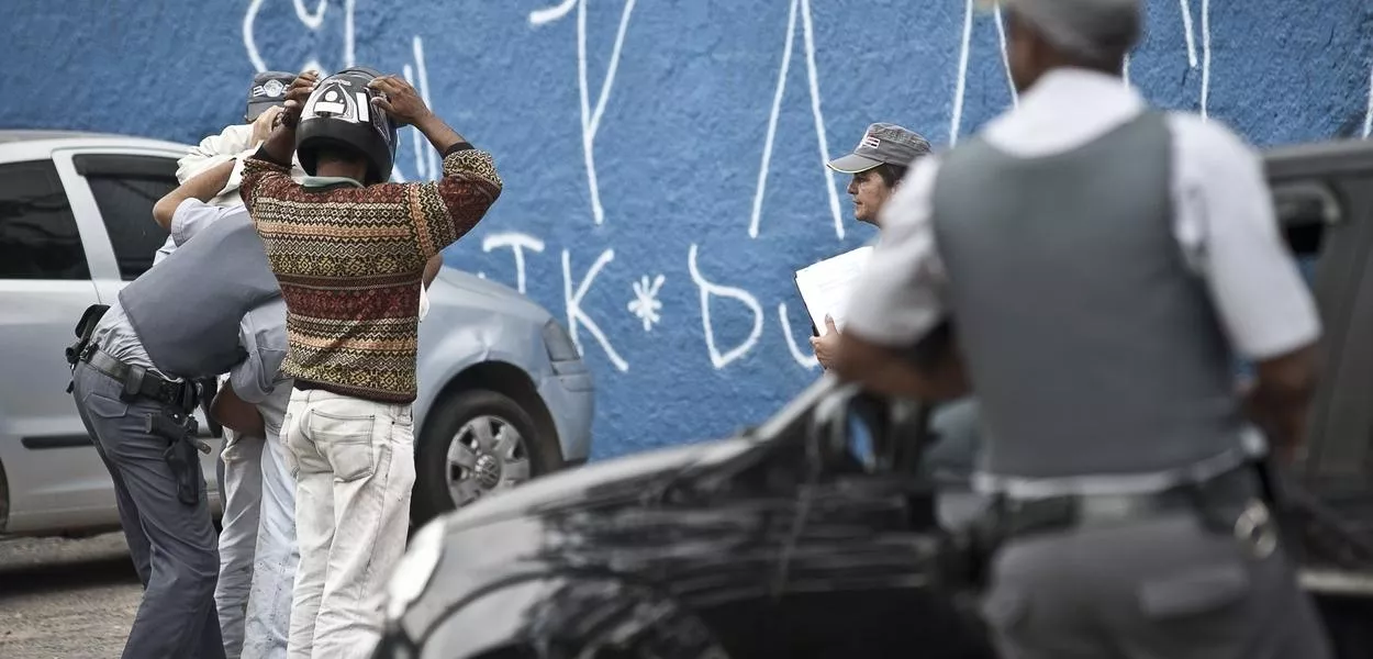 Enquanto brancos são vistos como usuários, polícia de São Paulo enquadrou 31 mil negros como traficantes na última década
