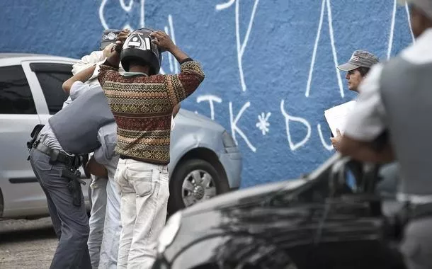 Enquanto brancos são vistos como usuários, polícia de São Paulo enquadrou 31 mil negros como traficantes na última década