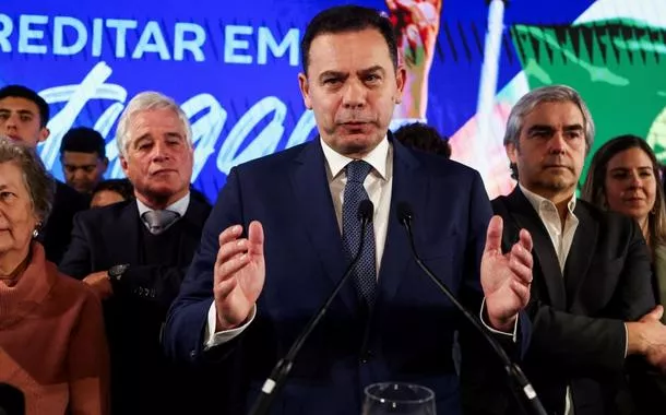 Líder do PSD e da AD, Luís Montenegro, discursa após eleições de domingo