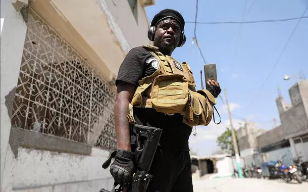 Líder de gangue ameaça políticos no Haiti e prisão da capital pega fogo